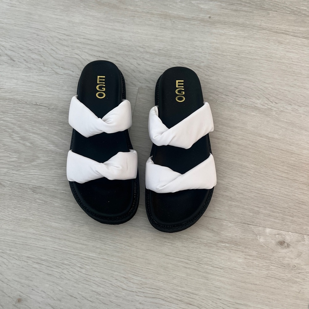 Black sandals like a cuter version of a Birkenstock